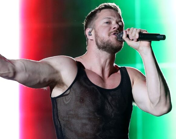 Vocalista do Imagine Dragons relembra início de relacionamento com atriz