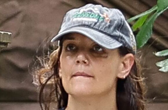 Katie Holmes é flagrada na rua com um olho roxo