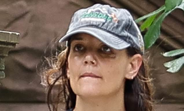 Katie Holmes é flagrada na rua com um olho roxo