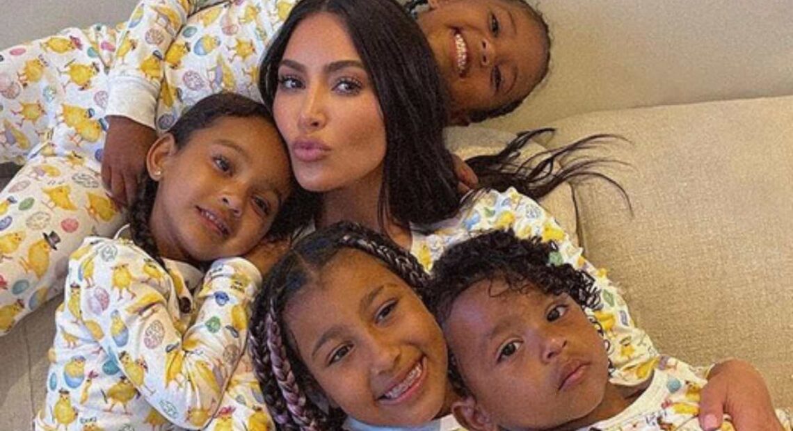 Filho de Kim Kardashian e Kanye West é diagnosticado com vitiligo.