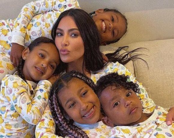 Filho de Kim Kardashian e Kanye West é diagnosticado com vitiligo.