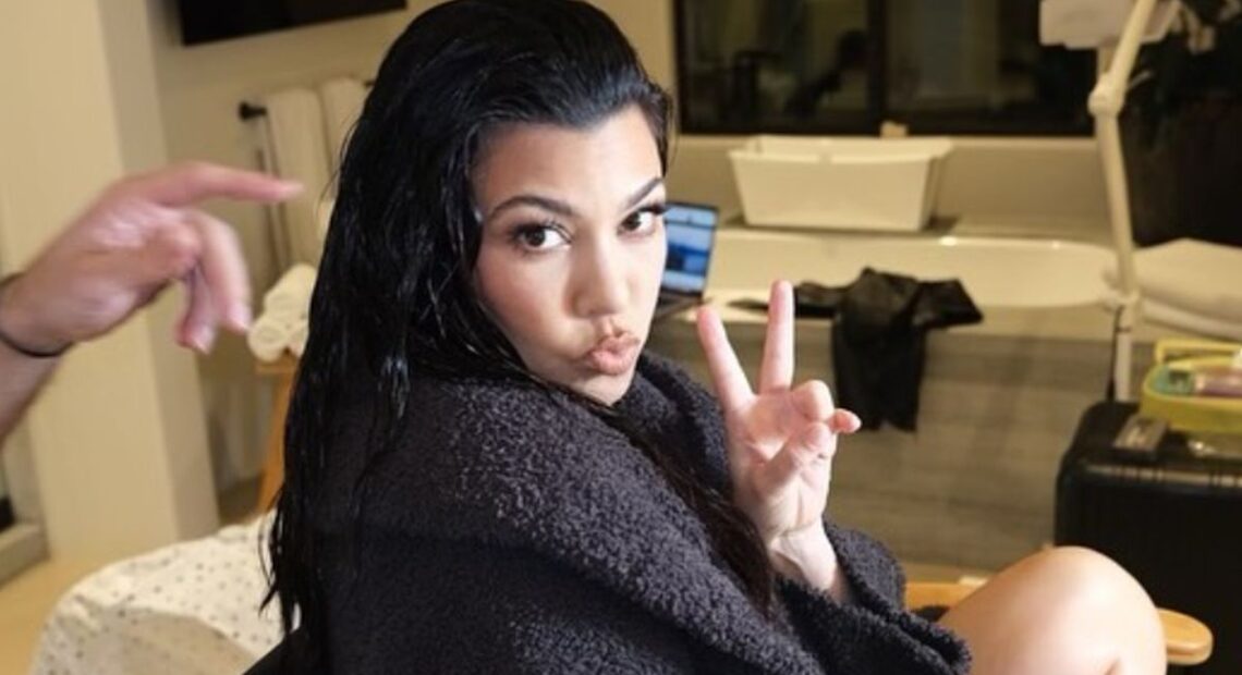 Kourtney Kardashian está aproveitando a quarentena pós-parto para se dedicar ao seu mais novo filho