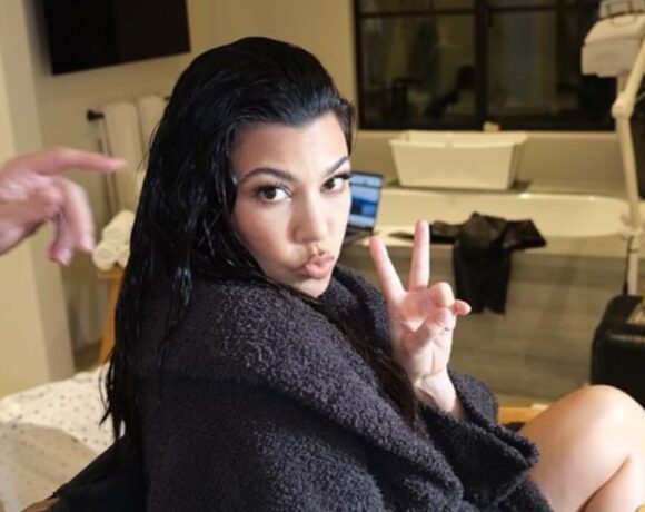 Kourtney Kardashian está aproveitando a quarentena pós-parto para se dedicar ao seu mais novo filho