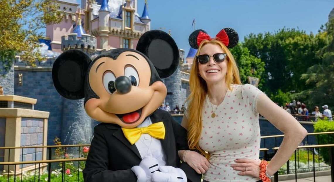 Lindsay Lohan se diverte na Disneylandia com a família