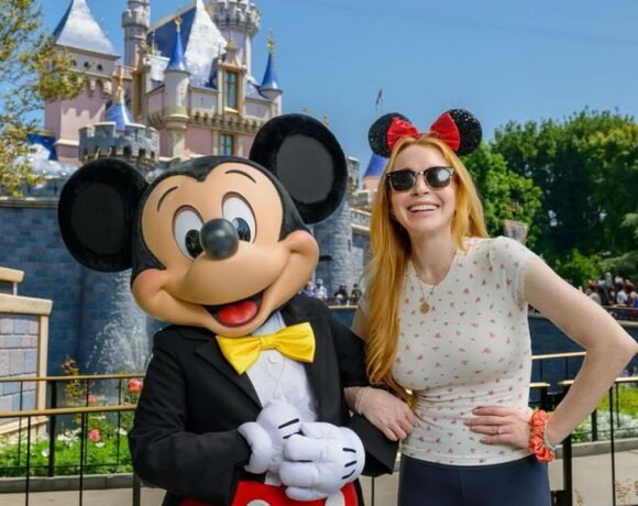 Lindsay Lohan se diverte na Disneylandia com a família