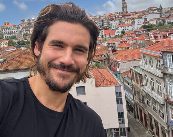 Ator Nicolas Prattes chega a Portugal para iniciar gravações de nova novela