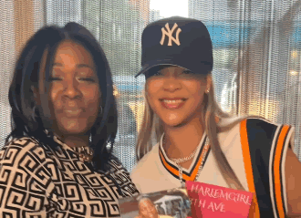 Rihanna marca presença no evento de lançamento do livro de Rina Black
