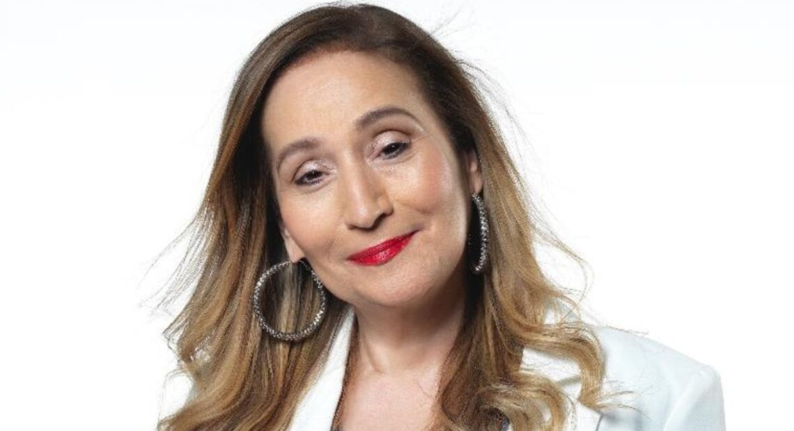Sonia Abrão cai ao durante transmissão de programa.