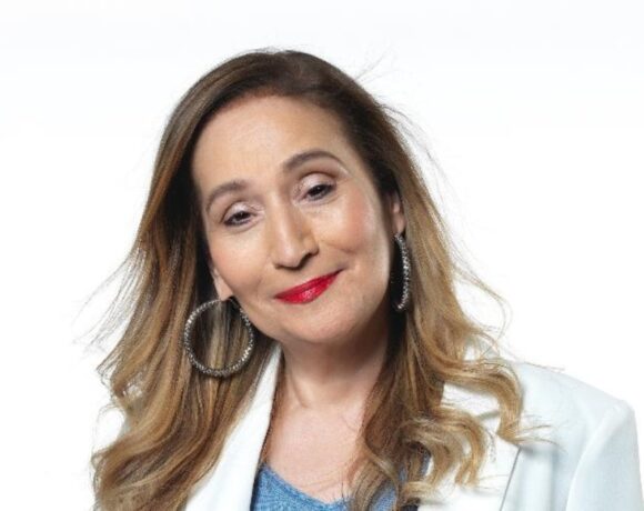Sonia Abrão cai ao durante transmissão de programa.