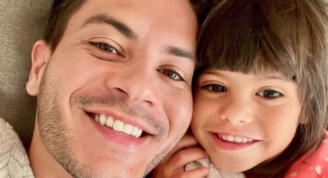 Arthur Aguiar pede desculpas por comentário polêmico envolvendo sua filha
