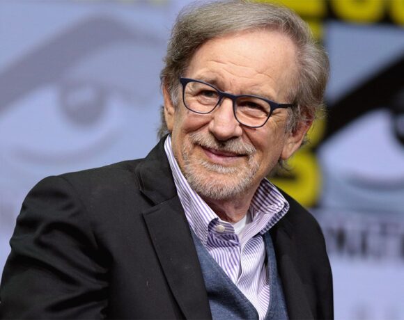 Josh O’Connor se junta ao filme de Steven Spielberg sobre UFOs com Emily Blunt