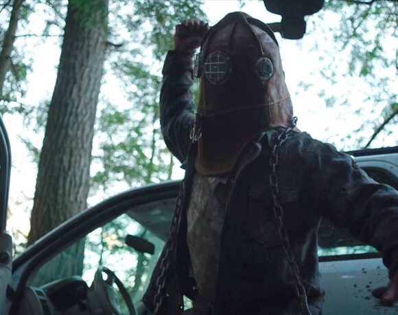 O filme “In A Violent Nature”, dirigido por Chris Nash traz uma abordagem inovadora ao gênero de terror